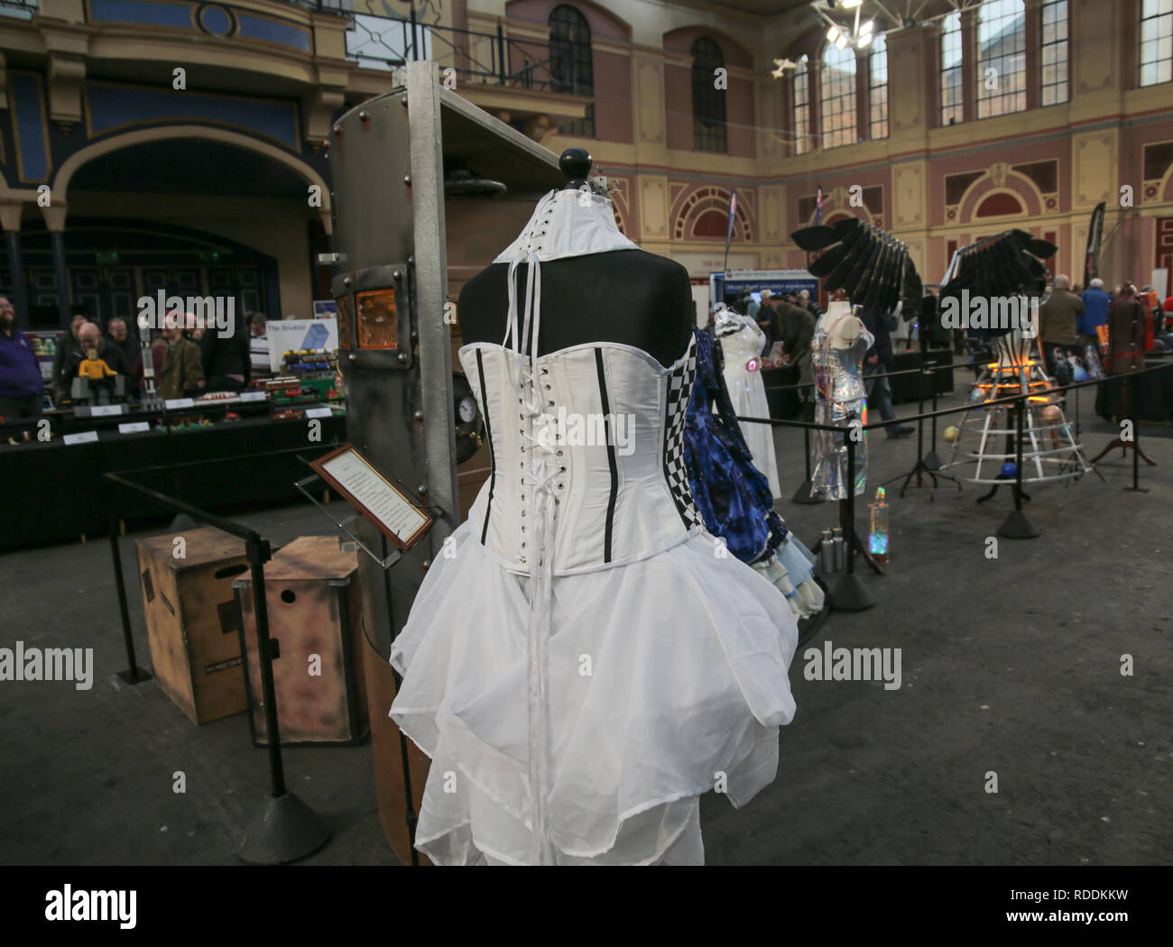 London UK 18 Janvier 2019 Le ministère de l'Steampunk montrant un affichage étonnant d'objets d'art, costumes et jamais-avant-vu que les visiteurs modèles gauche sort-bound.Steampunk prend le passé et l'enveloppe dans une nouvelle imagination, créer une histoire qui aurait dû être. Le ministère de l'Steampunk est un collectif de designers, ingénieurs et artistes qui recréer totalement uniques et originaux d'une partie de l'histoire et la culture populaire spectacles favoris, des histoires et des moments. Crédit : Paul/Quezada-Neiman Alamy Live News Banque D'Images