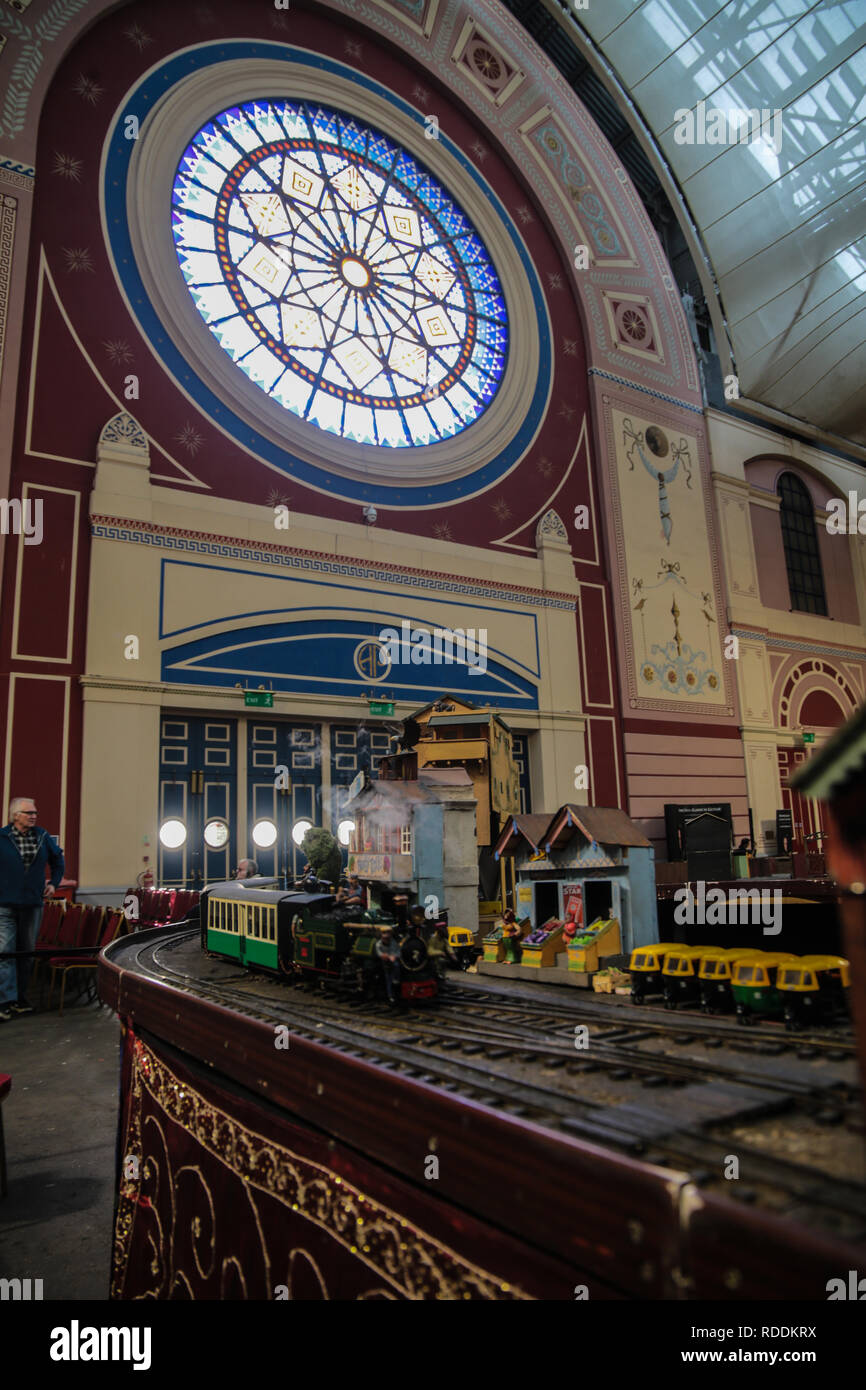 Londres, Royaume-Uni. 18 janvier, 2019. L'ingénierie des modèles Londres Exposition montre l'éventail complet de la modélisation de l'ingénierie des modèles traditionnels, les locomotives à vapeur et les moteurs de traction jusqu'à la cuisine plus moderne, y compris des camions, bateaux, avions et hélicoptères comme sur "The One Show".Plus de plus de 50 clubs et associations étaient présents, voir de leurs membres travaillent et sont en concurrence pour remporter le prestigieux bouclier de la société. Au total, près de 2 000 modèles sont exposés.@Paul Quezada-Neiman/Alamy Live News Crédit : Paul/Quezada-Neiman Alamy Live News Banque D'Images