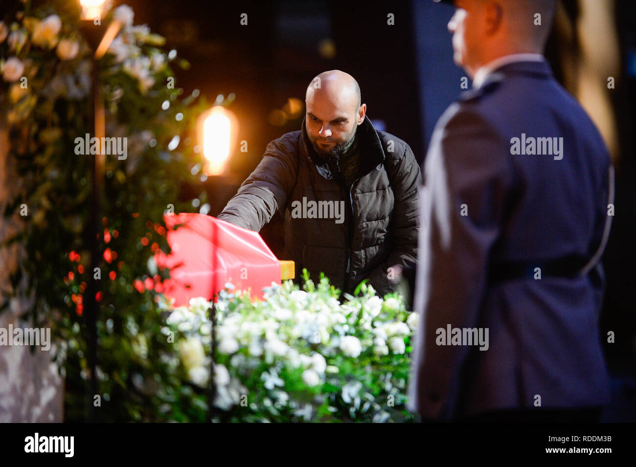 Un homme vu de payer ses cours de l'enterrement des services commémoratifs pour le maire de Gdansk. Pawel Adamowicz, le maire de la ville polonaise de Gdansk, fut assassiné sur scène pendant le Grand Orchestre de Charité de Noël, la Pologne est le plus important organisme de bienfaisance. Un cortège funèbre passera par les rues de Gdansk et son cercueil sera exposé jusqu'à minuit à la basilique Sainte-Marie où les citoyens polonais sera en mesure de rendre un dernier hommage au Président de Gdansk. Banque D'Images