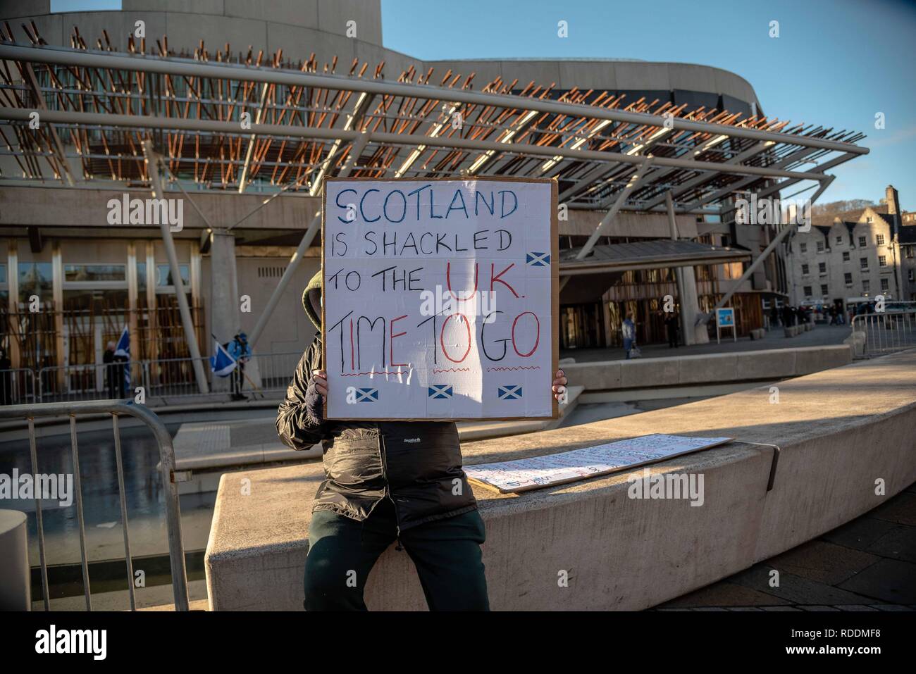 Un homme est vu holding a placard à l'extérieur de l'édifice du parlement écossais au cours d'une protestation flash. Les manifestants se sont réunis à l'extérieur de bâtiment du parlement écossais à Édimbourg pour protester Brexit et à faire pression pour un deuxième référendum sur l'indépendance. Banque D'Images