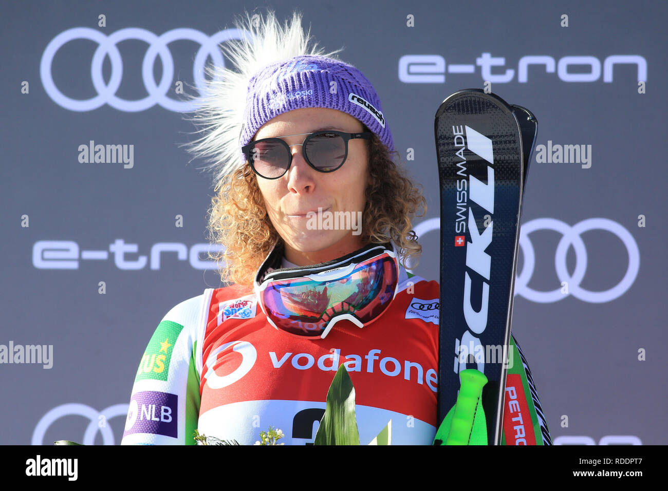 Cortina D'Ampezzo, Italie. 18 janvier 2019, Cortina D'Ampezzo, Italie ; Coupe du Monde de ski FIS, chers ; descente Ilka Stuhec (ALS) sur le podium des gagnants : Action Crédit Plus Sport Images/Alamy Live News Banque D'Images