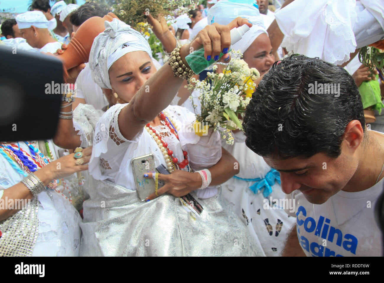 Salvador, Brésil. 17 Jan, 2019. ACM Neto, maire de Salvador, la réception d'un bain d'eau parfumée, dans l'église de Bonfim, pendant la fête de la lave de Notre Seigneur de Bonfim à Salvador. Credit : Mauro Akiin FotoArena/Nassor/Alamy Live News Banque D'Images