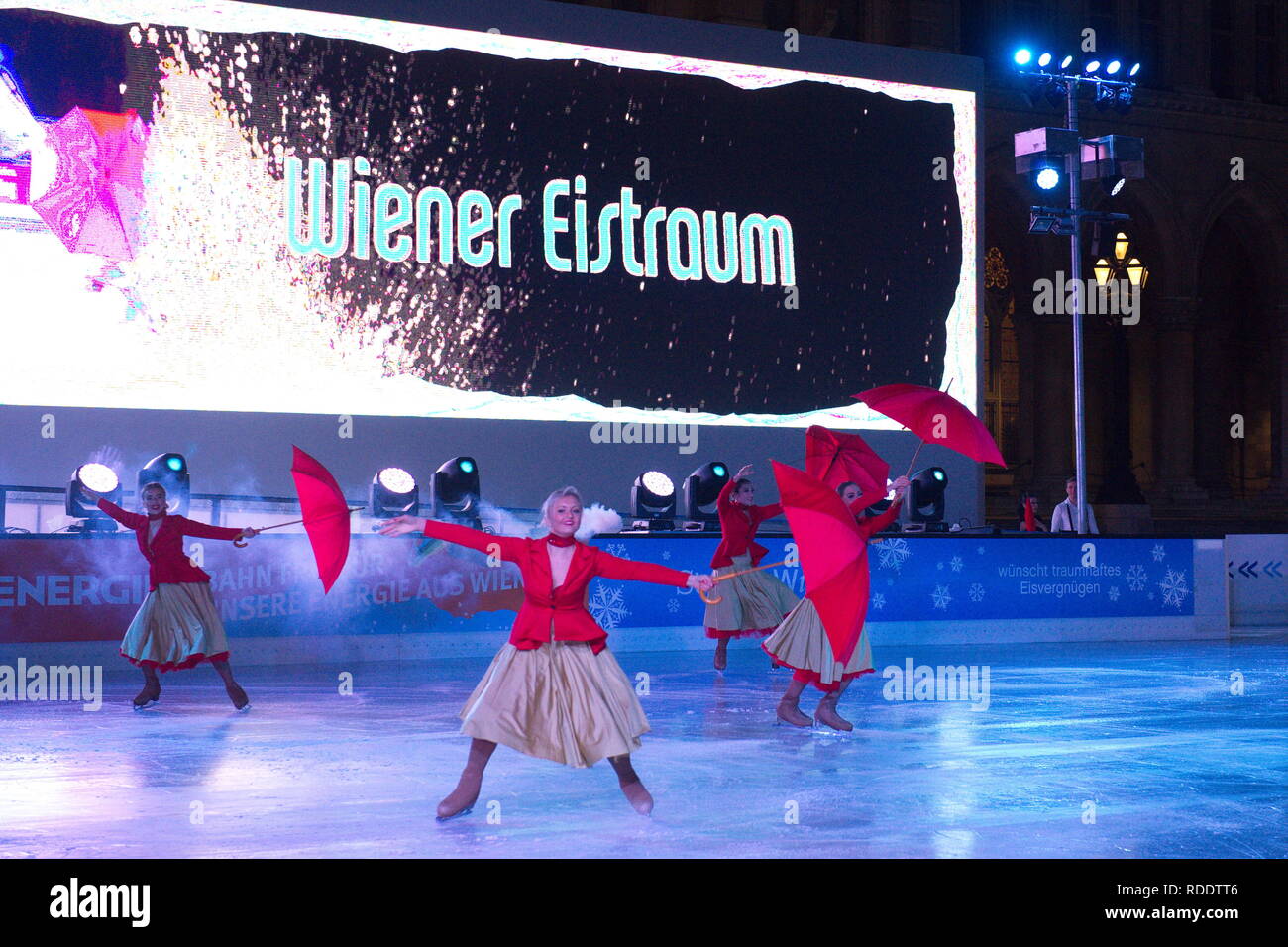 Vienne, Autriche. 18 janvier 2019. Le 18.01.2019 à 19:00 horloge le 24e rêve de glace de Vienne a été ouvert avec la nouvelle patinoire 'Sky' au premier étage. Cette attraction d'une patinoire à deux niveaux n'est pas seulement spectaculaire, mais élargit également le paysage de glace entre l'hôtel de ville, Burgtheater, le parlement et l'université à l'ampleur sans précédent de 9 000 m². Credit : Franz Perc / Alamy Live News Banque D'Images