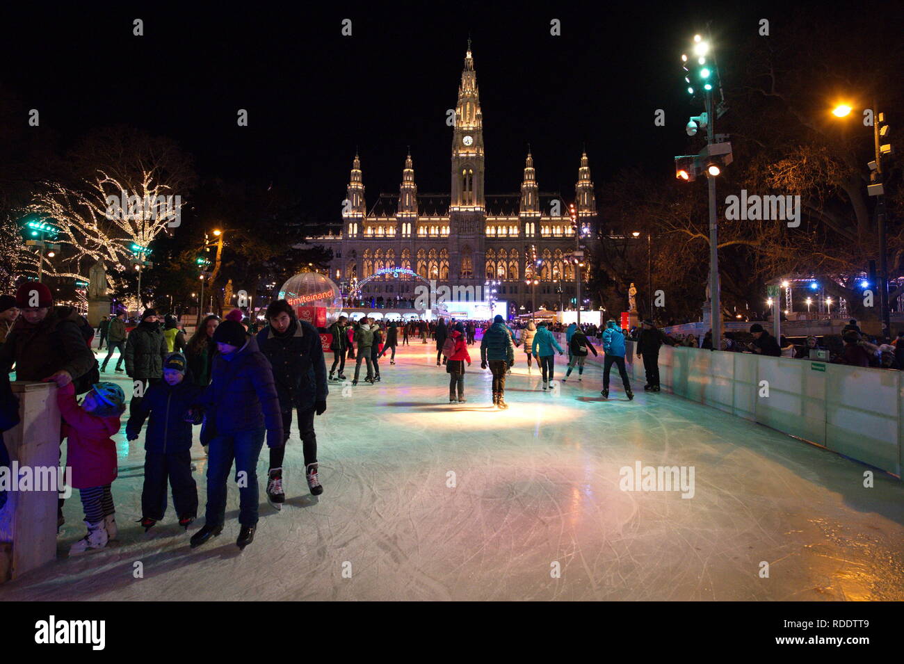 Vienne, Autriche. 18 janvier 2019. Le 18.01.2019 à 19:00 horloge le 24e rêve de glace de Vienne a été ouvert avec la nouvelle patinoire 'Sky' au premier étage. Cette attraction d'une patinoire à deux niveaux n'est pas seulement spectaculaire, mais élargit également le paysage de glace entre l'hôtel de ville, Burgtheater, le parlement et l'université à l'ampleur sans précédent de 9 000 m². Credit : Franz Perc / Alamy Live News Banque D'Images