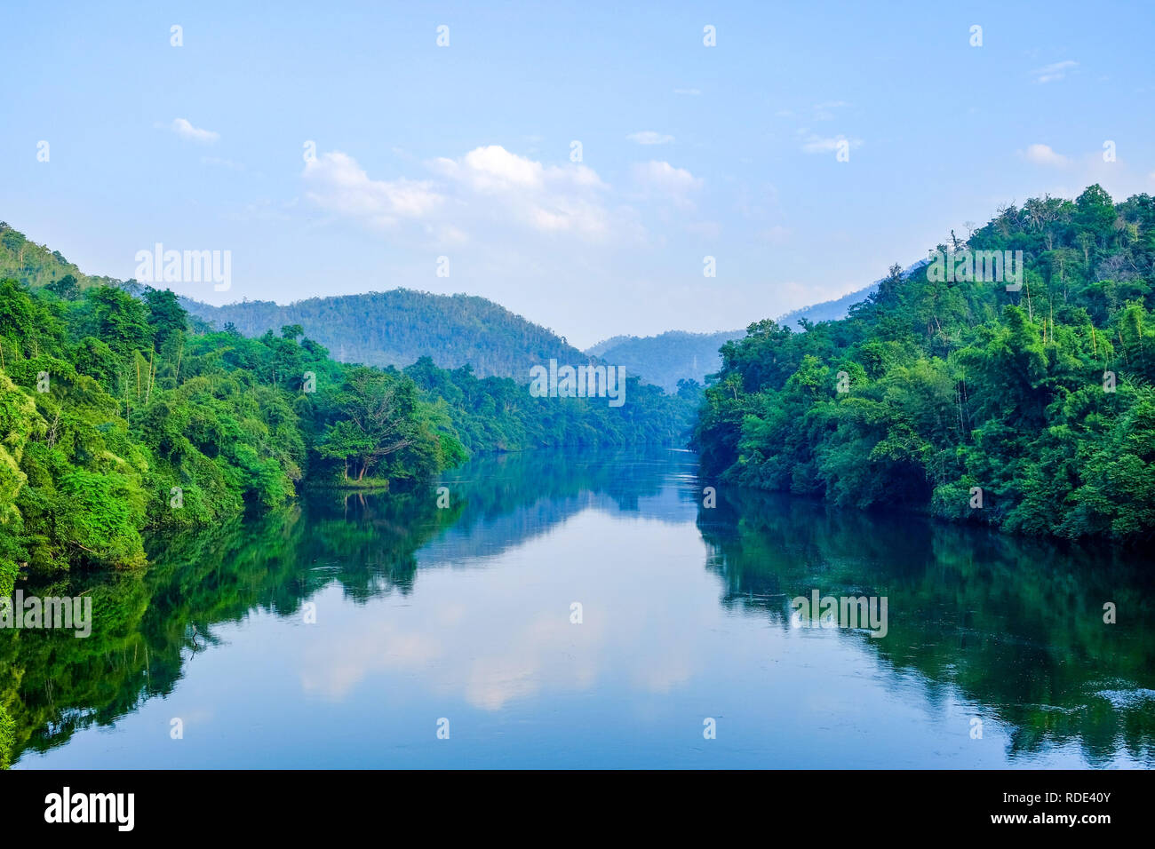 Paysage dans la matinée du barrage Srinakarin avec l'ombre reflet de l'eau, Kanchanaburi, Thaïlande Banque D'Images