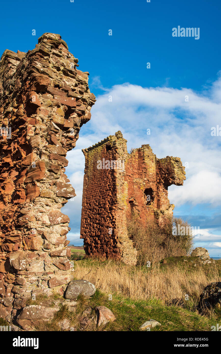 Les ruines de château rouge à Lunan Bay, Angus, Scotland. Banque D'Images