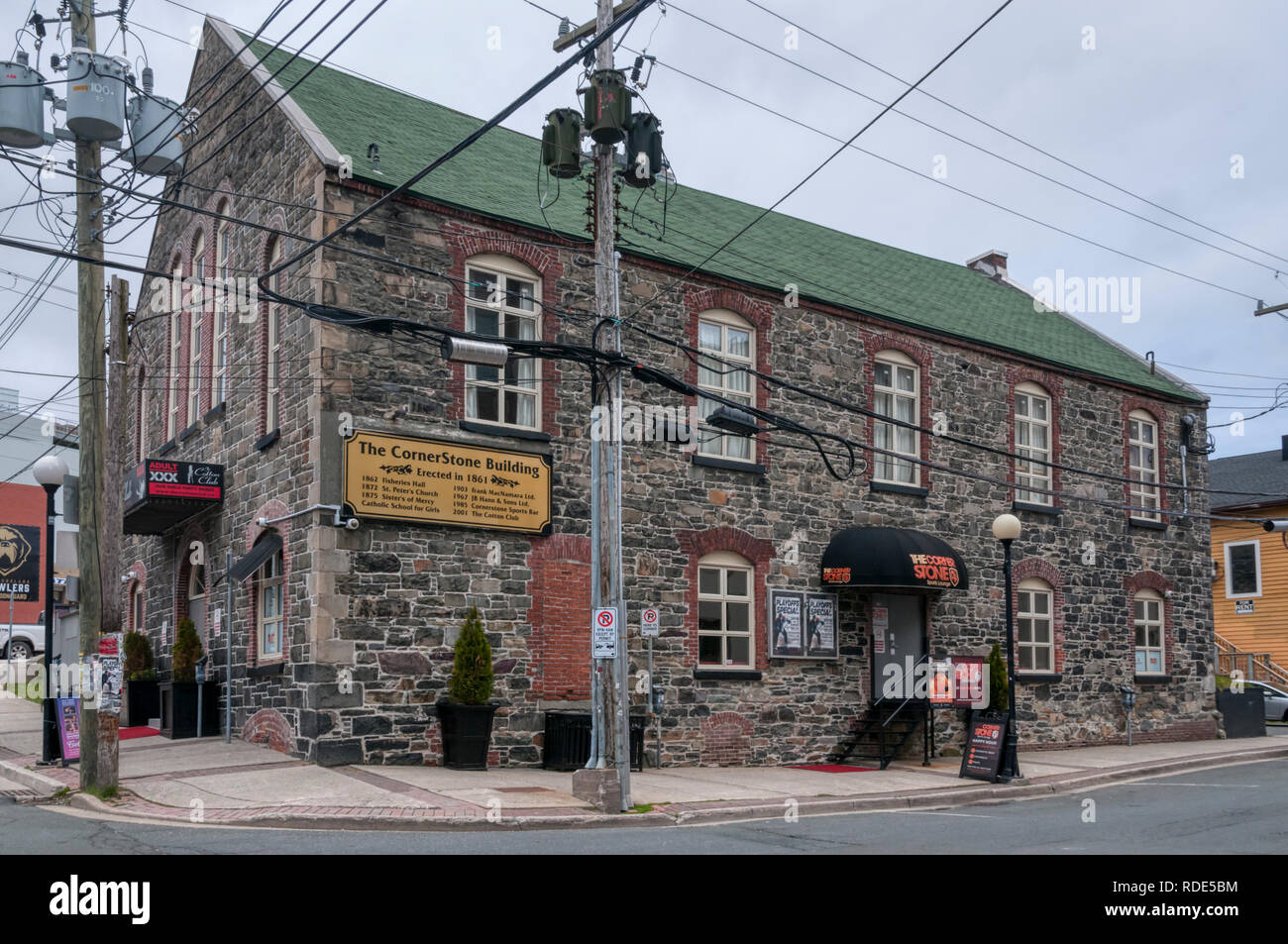 Historique Le Bâtiment en pierre d'angle à St John's, Terre-Neuve, construit en 1861. Maintenant un strip club et bar sportif. Banque D'Images