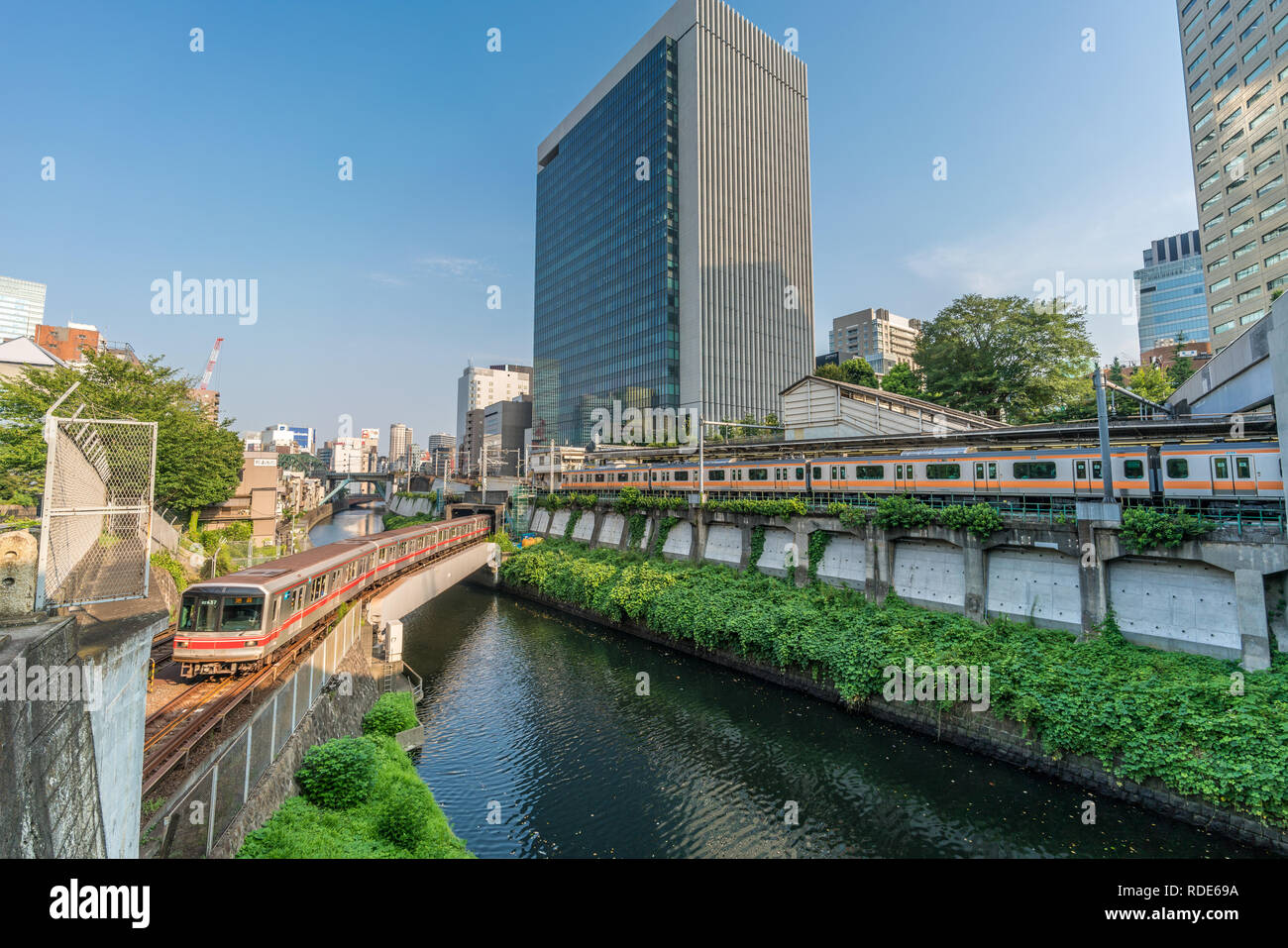 Tokyo, Bunkyo Ward - Août 04, 2018 : passage des trains locaux Ochanomizu station et Kanda de Hijiri-bashi pont. Frontière de Bunkyō Chiyoda et Banque D'Images