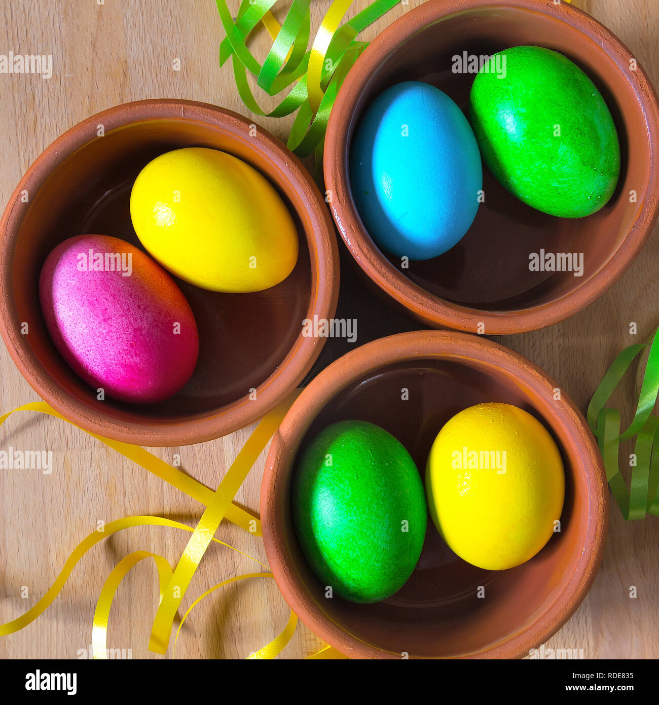 Gros plan de couleur vive les oeufs de Pâques dans les boules en argile, l'arrière-plan de vacances Banque D'Images