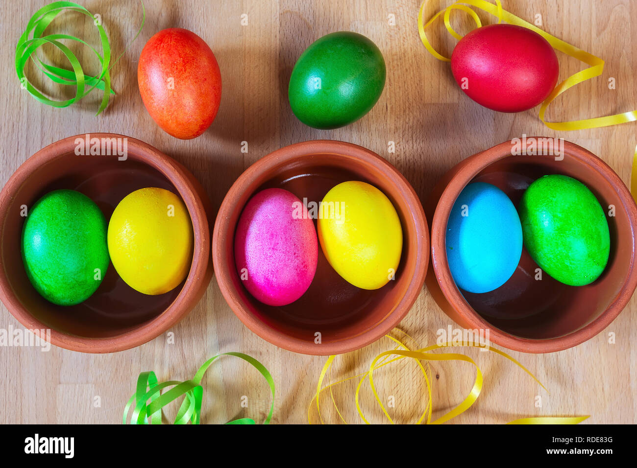 Gros plan de couleur vive les oeufs de Pâques dans les boules en argile, l'arrière-plan de vacances Banque D'Images