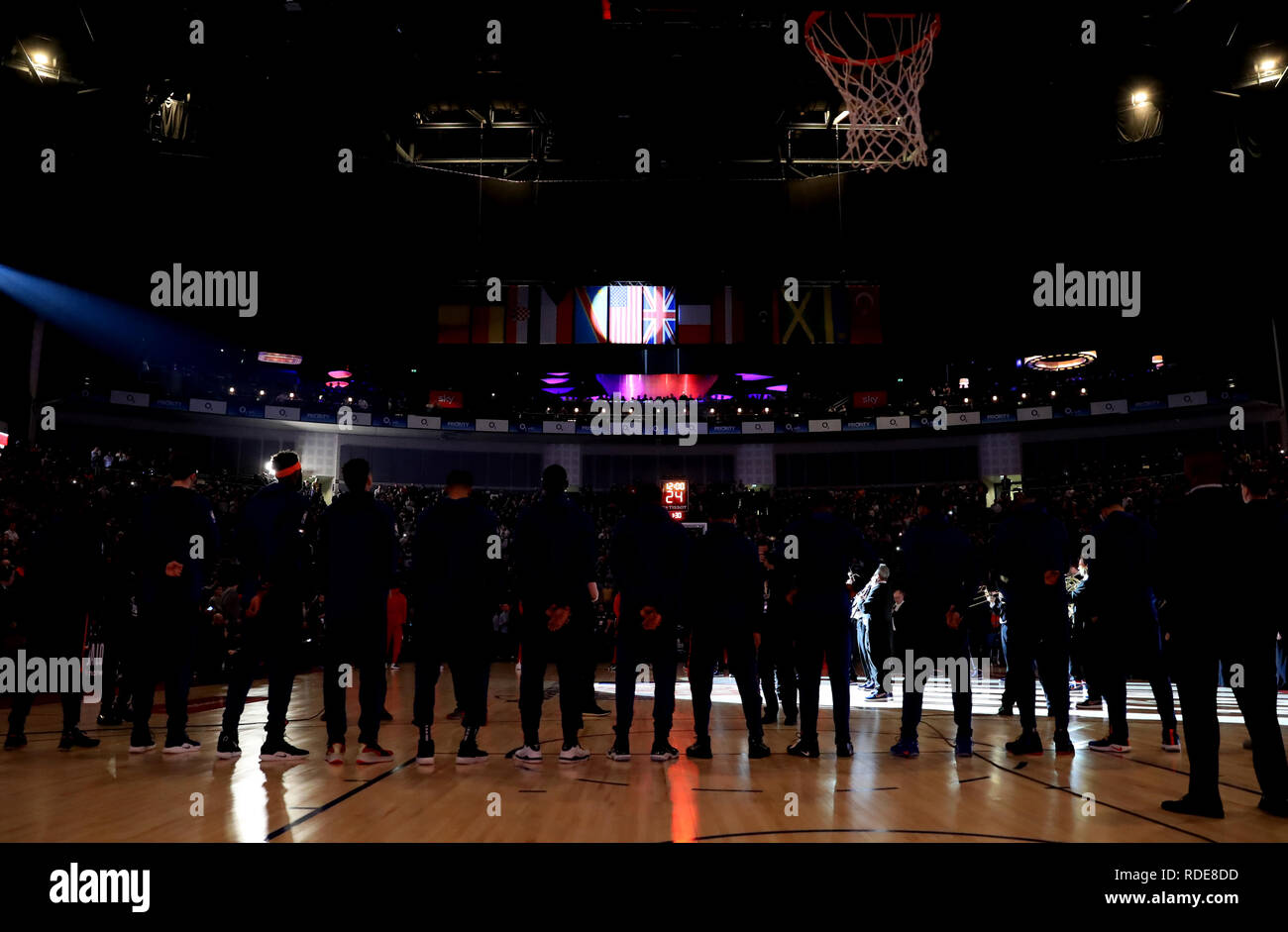 New York Knicks les joueurs pour l'hymne national des États-Unis au cours de la NBA 2019 Jeu de Londres à l'O2 Arena, Londres. Banque D'Images
