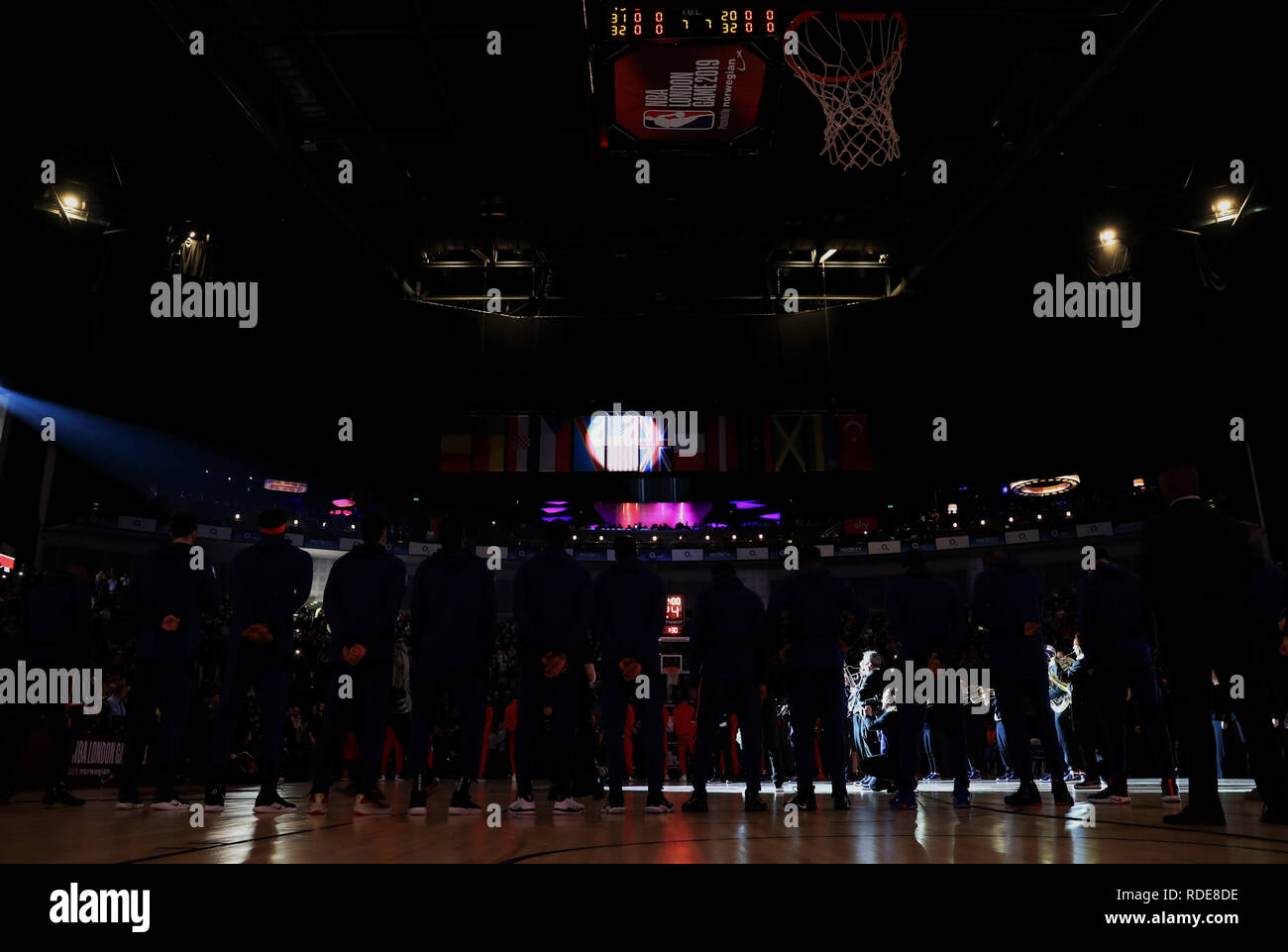 New York Knicks les joueurs pour l'hymne national des États-Unis au cours de la NBA 2019 Jeu de Londres à l'O2 Arena, Londres. Banque D'Images