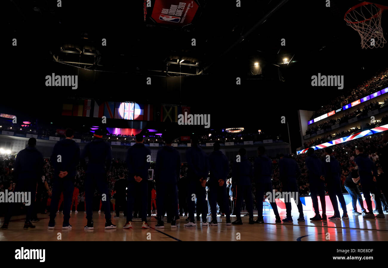 New York Knicks les joueurs pour l'hymne national de la Grande-Bretagne au cours de la NBA 2019 Jeu de Londres à l'O2 Arena, Londres. Banque D'Images