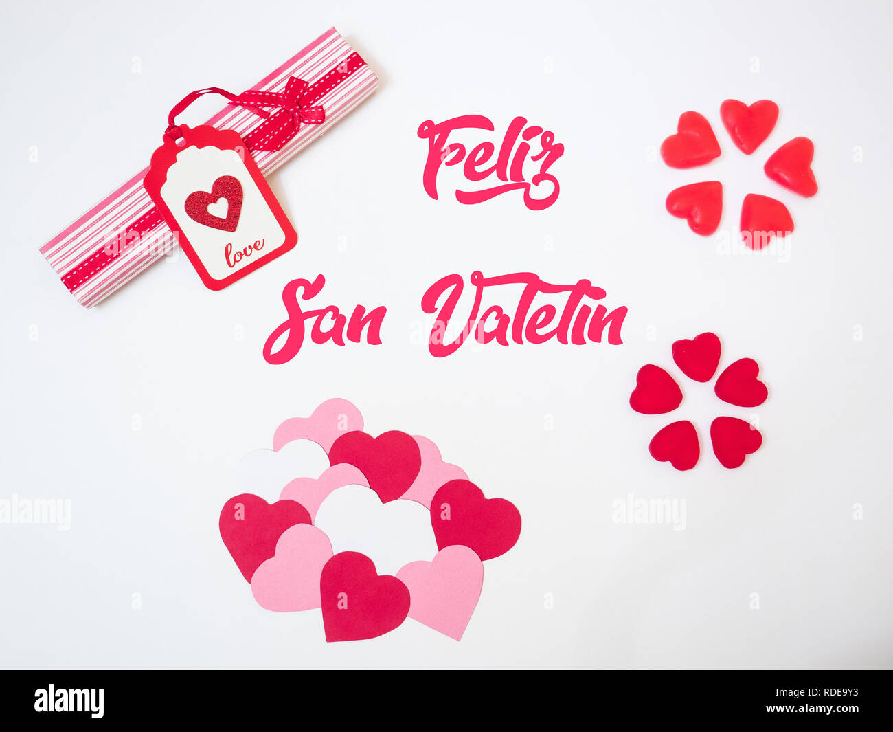 San Valentin déco a avec un doux fort, jelly beans cœurs dans un cercle et lire des coeurs en papier rose al Banque D'Images