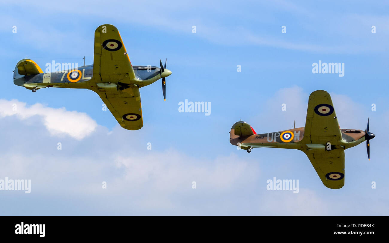 Formation de deux vétérans de la Deuxième Guerre mondiale Hawker Hurricane survolant Shuttleworth Banque D'Images