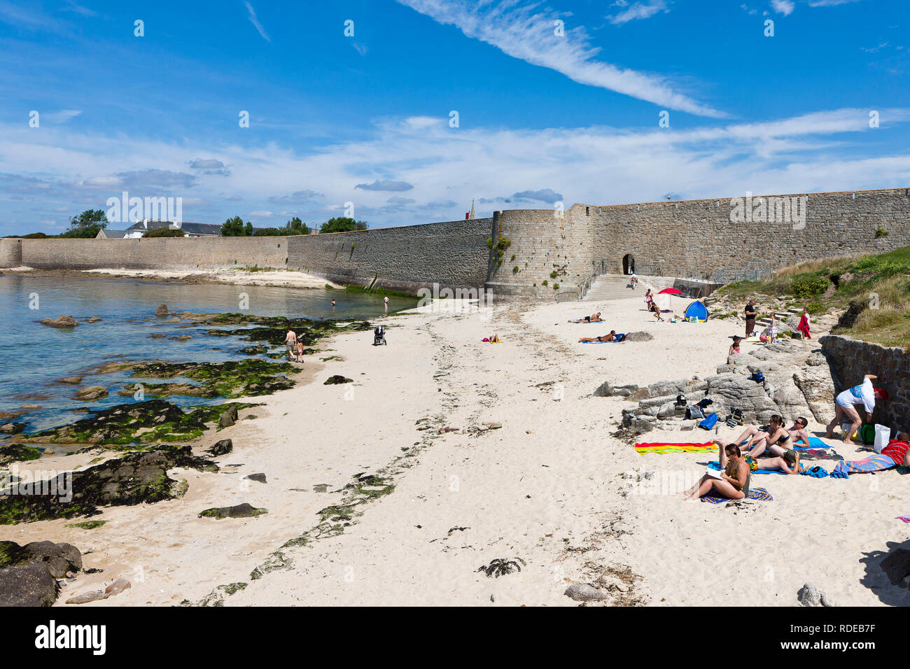 Port Louis (Bretagne, nord-ouest de la France) : plage le long des remparts de la citadelle Banque D'Images
