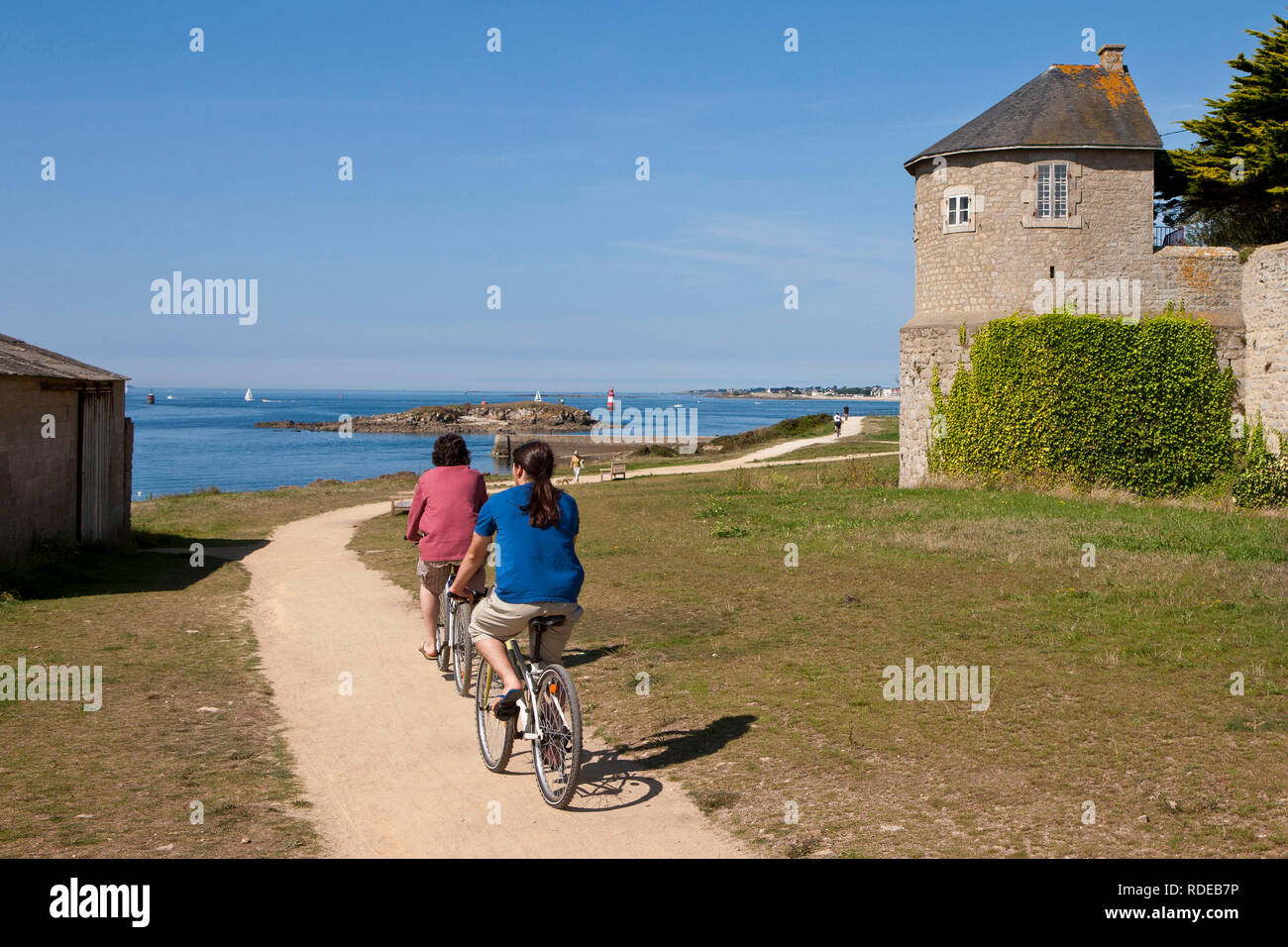Port Louis (Bretagne, nord-ouest de la France) : la promenade du Lohic en  face de Gavres et du port de Lorient. Balade sur un sentier du littoral  Photo Stock - Alamy