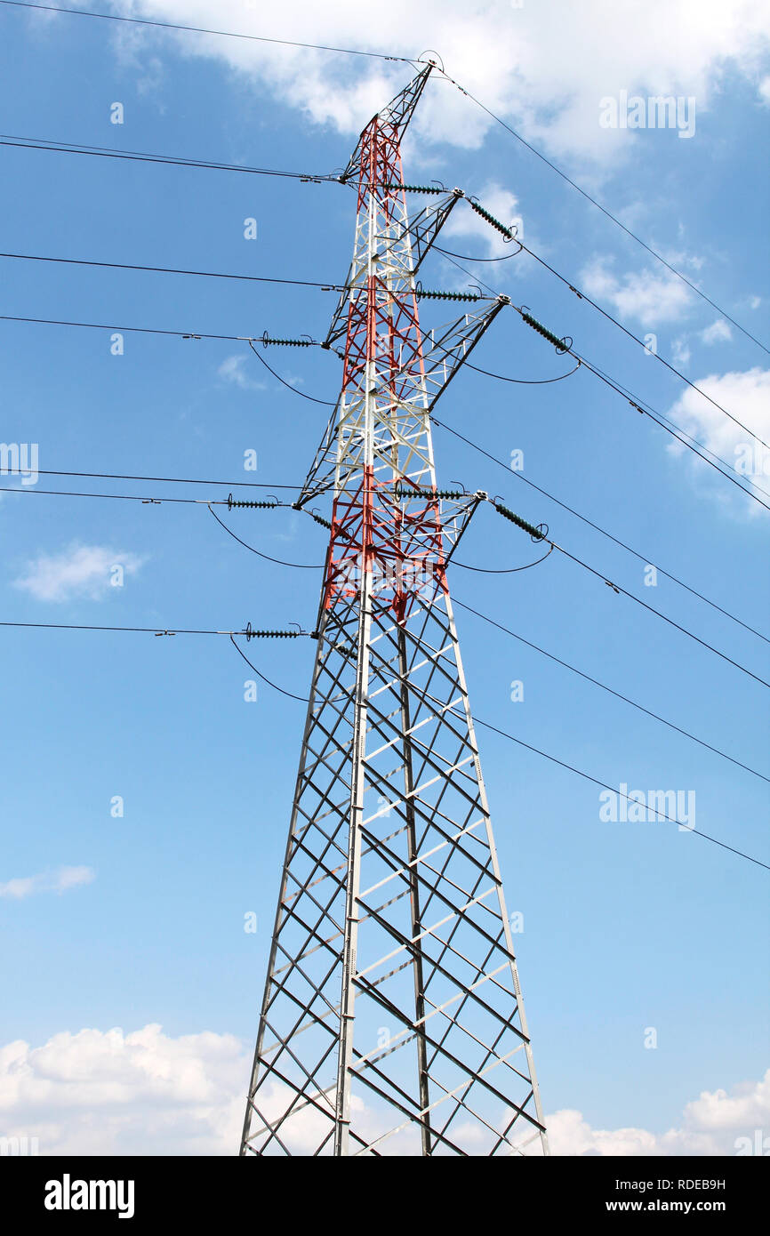 Pylône haute tension pour la distribution d'électricité. Banque D'Images