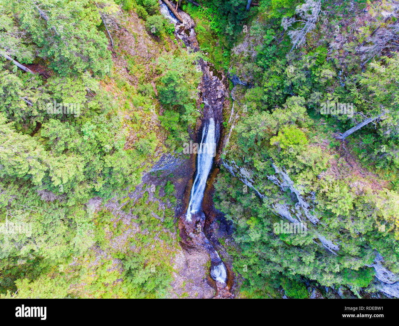 Petite montagne cascade, Cascade Duruitoarea de drone en Roumain des Carpates. Banque D'Images
