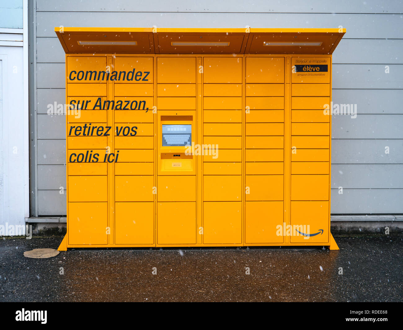 LYON, FRANCE - Nov 4, 2017 : vue avant d'Amazon livraison colis Colis orange casier locker - le libre-service de distribution de colis offerts par le détaillant en ligne Amazon.com Jour de neige Banque D'Images