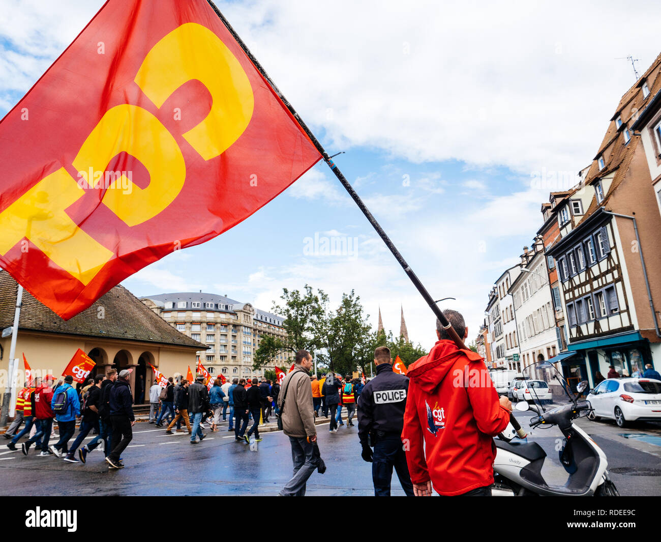 STRASBOURG, FRANCE - Sep 12, 2018 : l'homme avec drapeau CGT sur l'ensemble du territoire français de la rue au cours d'une journée de protestation contre la réforme du travail proposé par Emmanuel Macron Gouvernement Banque D'Images