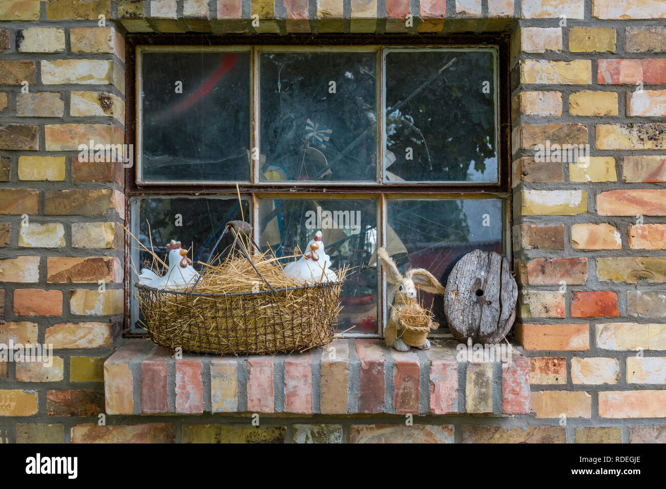 Panier avec 2 poulets et un lièvre comme décoration Banque D'Images