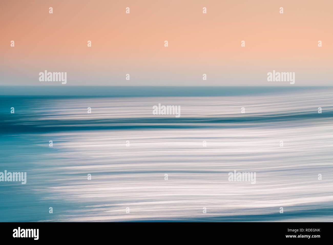 Résumé du paysage marin. Un résumé avec le panoramique Océan seascape floue de mouvement. Image affiche une lumière bleu et ocre rose split de couleurs. Banque D'Images
