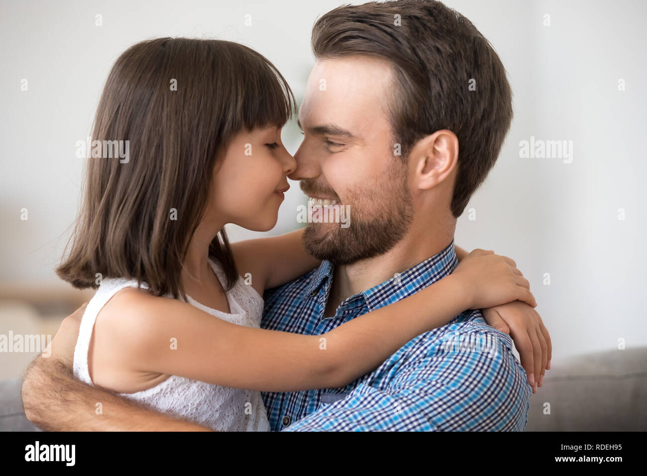 Cute little girl embracing de toucher le nez avec plaisir seul papa Banque D'Images