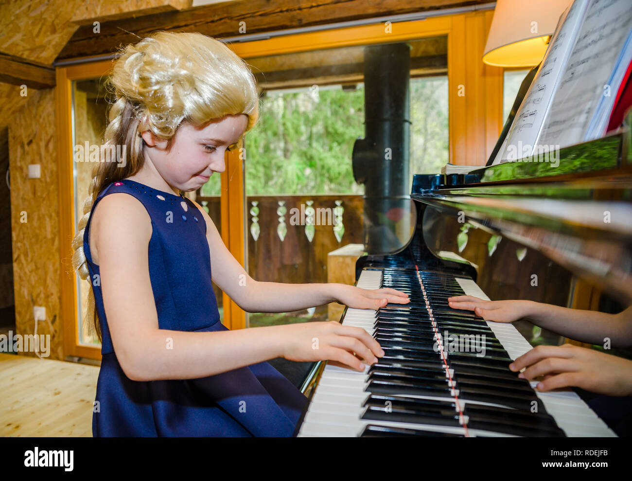 Cute little girl playing piano, s'habiller en rétro perruque Mozart, piscine  intérieure Photo Stock - Alamy