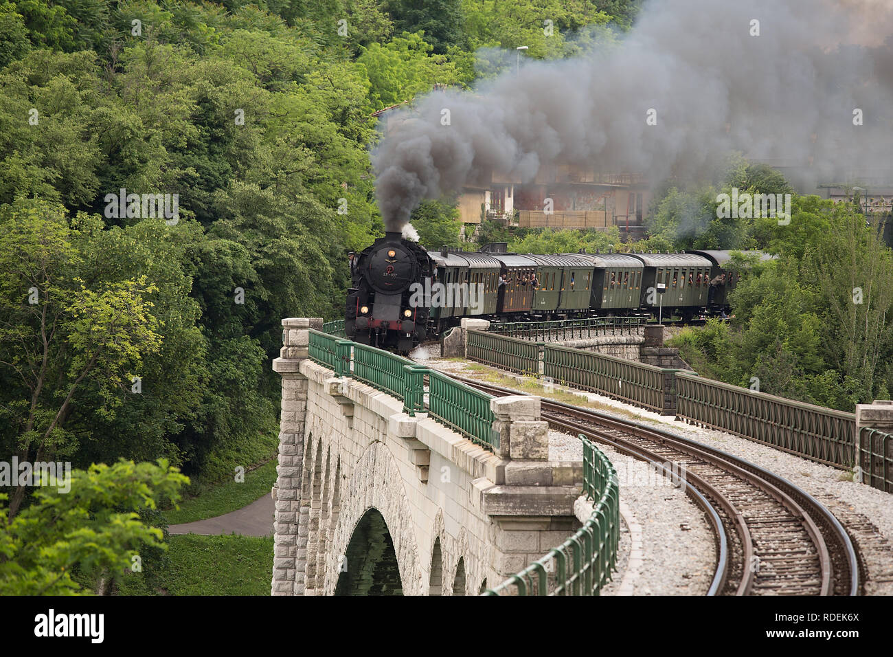 Ancienne locomotive à vapeur - train sur le pont de pierre par Solkan - Nova Gorica, Slovénie Banque D'Images