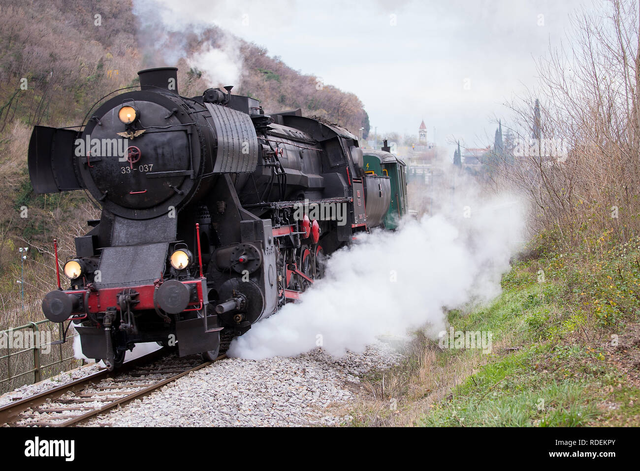 Ancienne locomotive à vapeur - train sur le pont de pierre par Solkan - Nova Gorica, Slovénie Banque D'Images