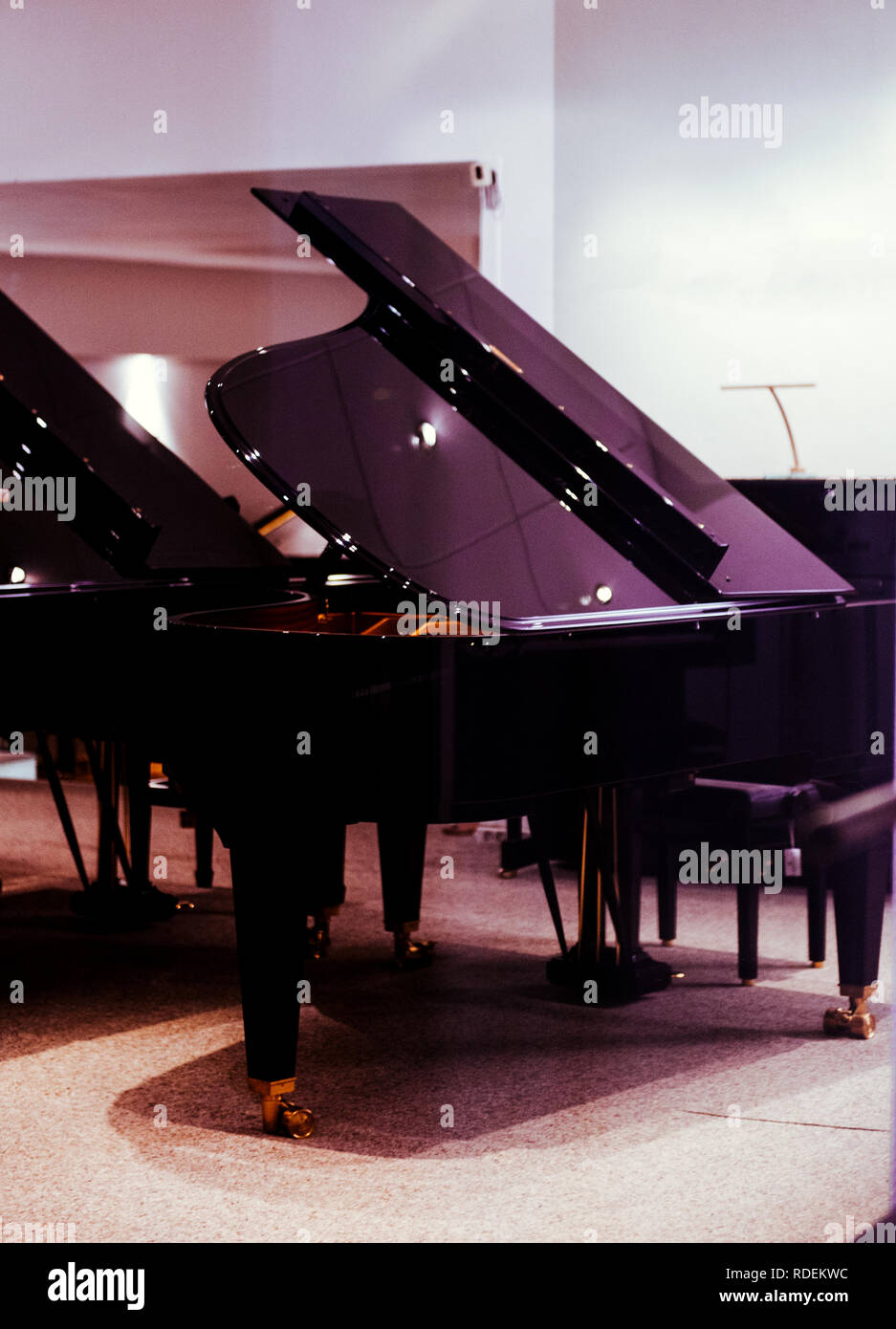 Piano de luxe boutique magasin de vente d'instruments de musique pianos  exclusif et royal grand piano - score filtre cinématographique Photo Stock  - Alamy