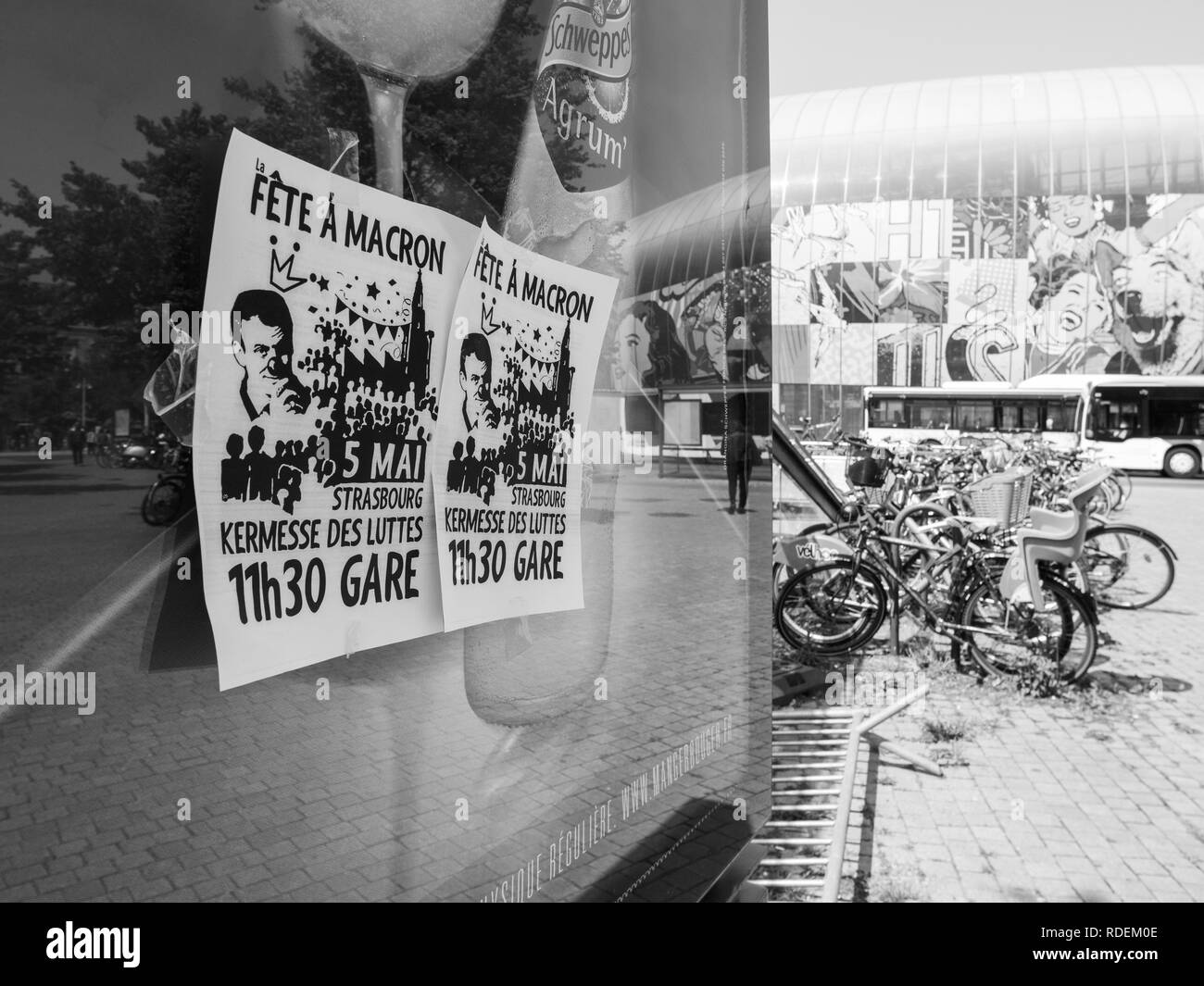 STRASBOURG, FRANCE - 5 mai 2018 : les personnes faisant partie d'une fête d'un macron de protestation en face de la Gare de Strasbourg à l'appel de l'affiche de la partie Banque D'Images