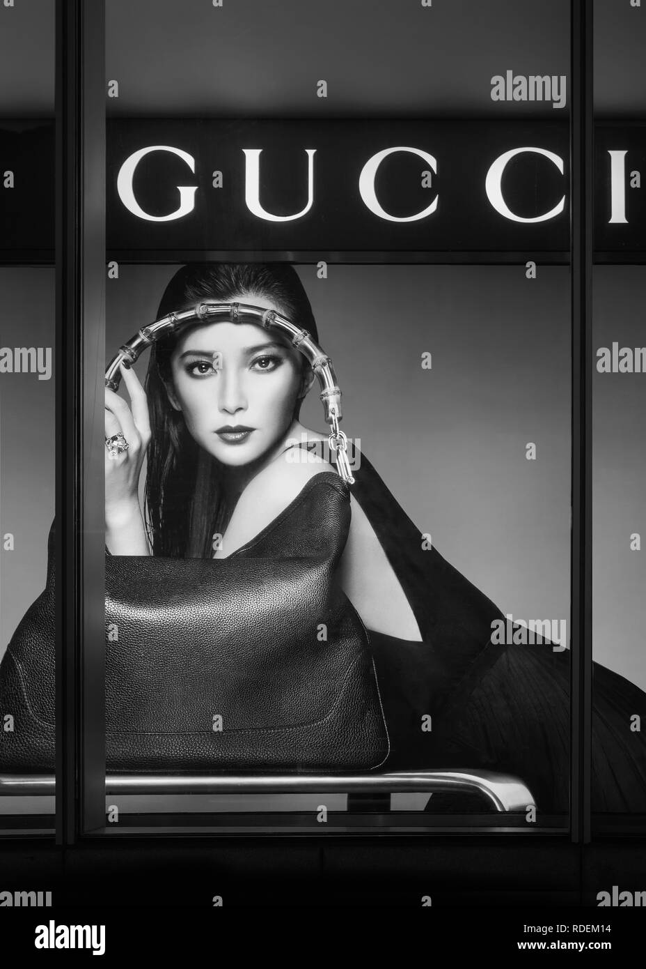 Fenêtre d'une sortie de Gucci. Les ventes de produits de luxe va croître 20 %-22 % en Chine continentale en 2018, t moins doubler le taux de croissance vue nulle part ailleurs. Banque D'Images