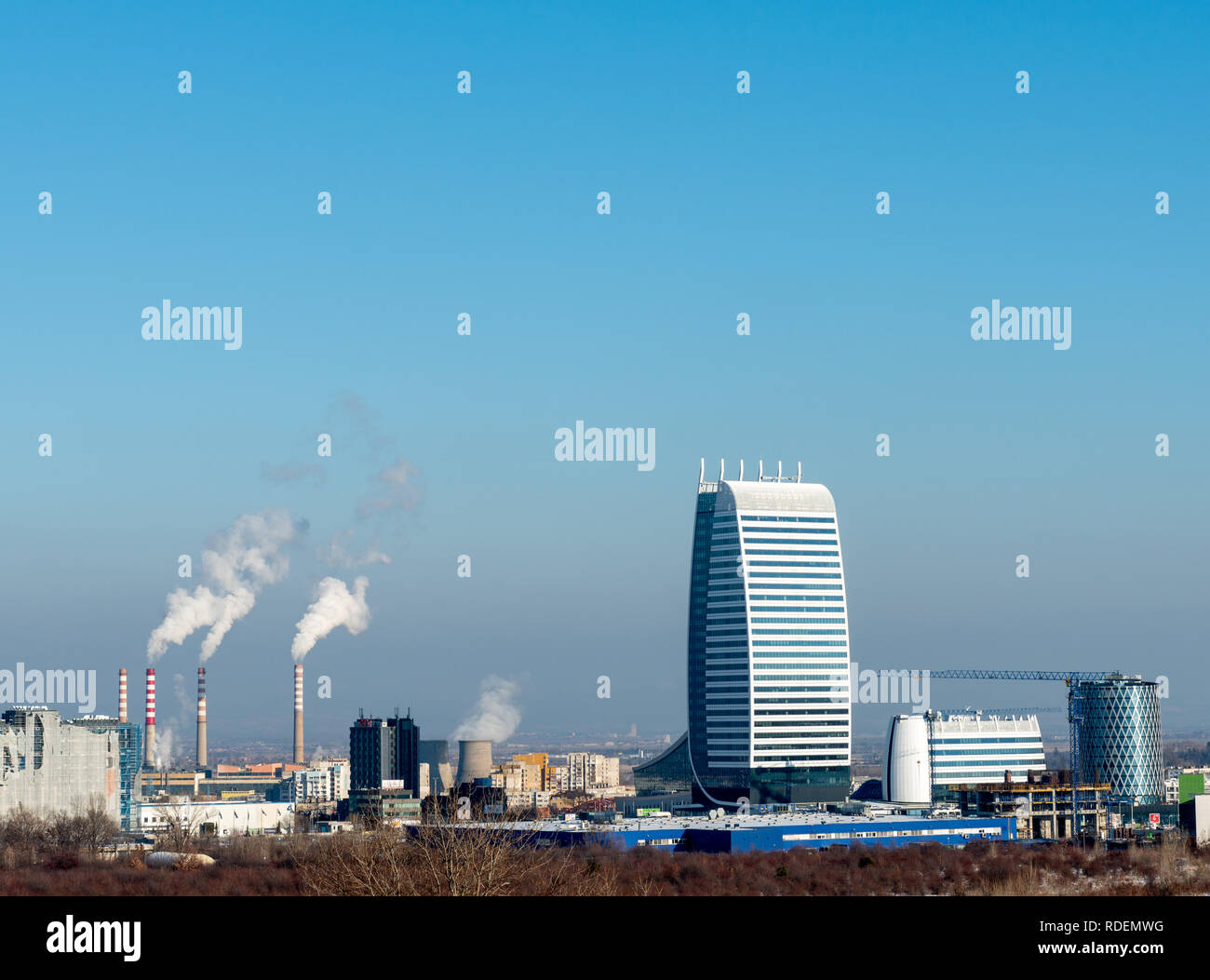 Immeuble de bureaux de fort de la capitale et cheminées de la centrale thermique de Sofia est comme le changement climatique et le concept d'environnement à Sofia, Bulgarie à partir de 2019 Banque D'Images