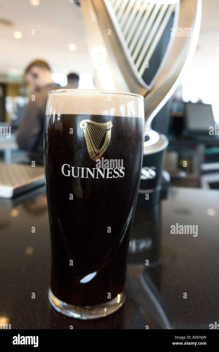 Pintes de Guinness est versé à la gravité Bar à la brasserie Guinness Storehouse à Dublin, Irlande, 15 Jan 2019. Banque D'Images