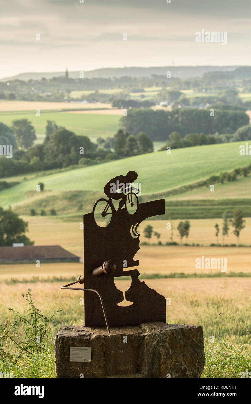 Voir à partir de la colline appelée Gulpener Berg, statue en l'honneur de journaliste sportif cycle Jean Nelissen. Gulpen, Pays-Bas. Banque D'Images