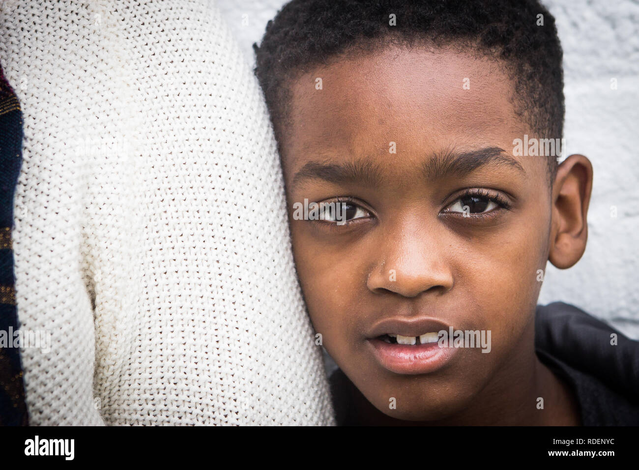 Close up of African American boy à l'extérieur Banque D'Images