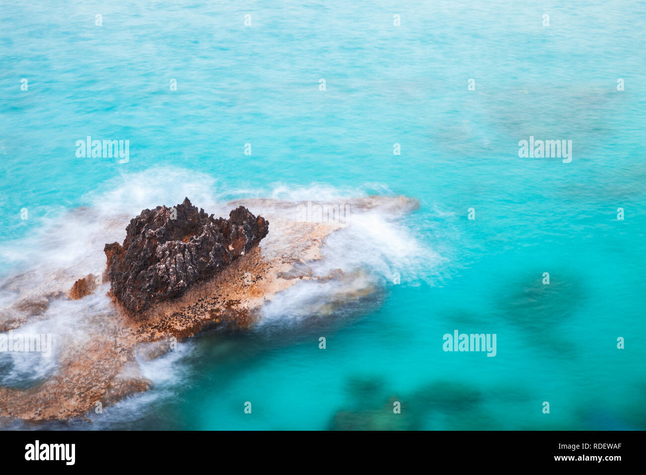 Mer Méditerranée Paysage côtier avec rock sombre dans l'eau bleu vif. Une longue exposition photo avec effet naturel de l'eau brouillée. Ayia Napa, Chypre isla Banque D'Images