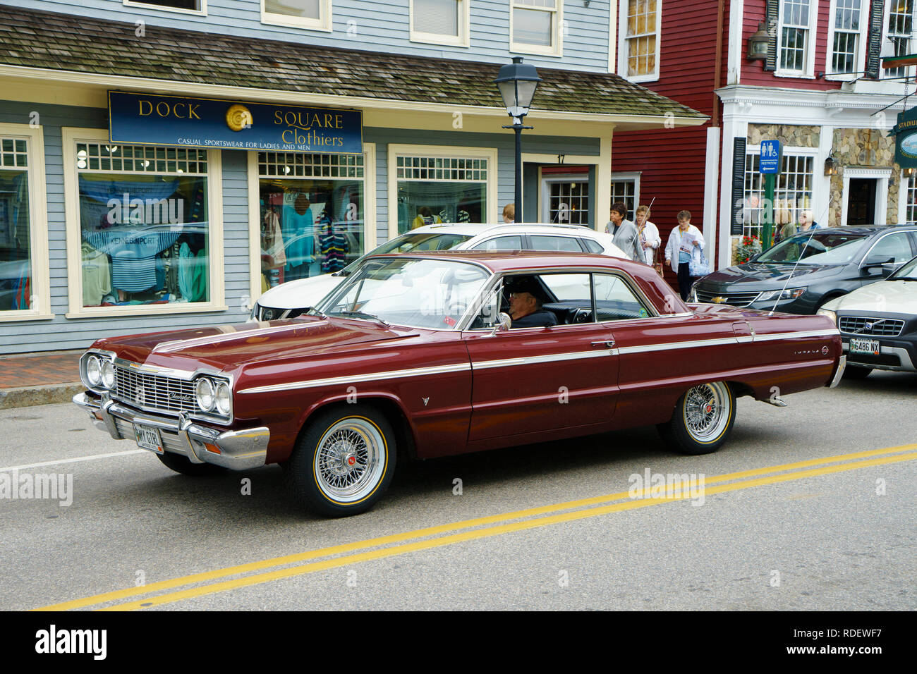 Voiture américaine classique : Vintage Chevrolet Impala SS dans une rue de Kennebunkport, Maine, USA. Banque D'Images