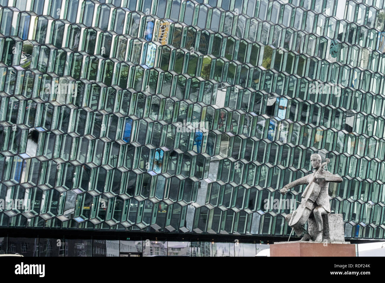 Kunstvolle Glasfassade der Harpa, Reykjavik Banque D'Images