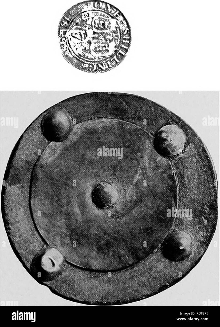 . Du Niger au Nil. Alexander-Gosling ; des oiseaux de l'expédition. Notre VOYAGE DE L'Oubangui Le Leti 239 hommes sont bien et n'ont pas fait face désagréable. Leur marque, d'un nombre variable de cloques sur l'avant- tête, est comme celle de l'Sungos, dont ils sont une succursale ; ils ont aussi la même coutume de percer les oreilles et les lèvres. Les femmes, et parfois les hommes, ornement leur corps avec un très grand nombre de sternes posées pat- couper dans la chair sont principalement de l'estomac, la poitrine et le dos, rappelant l'une de cuir gaufré, richement - travail ; le processus doit être. Disque de bar en bois et laiton extrêmement painfu Banque D'Images