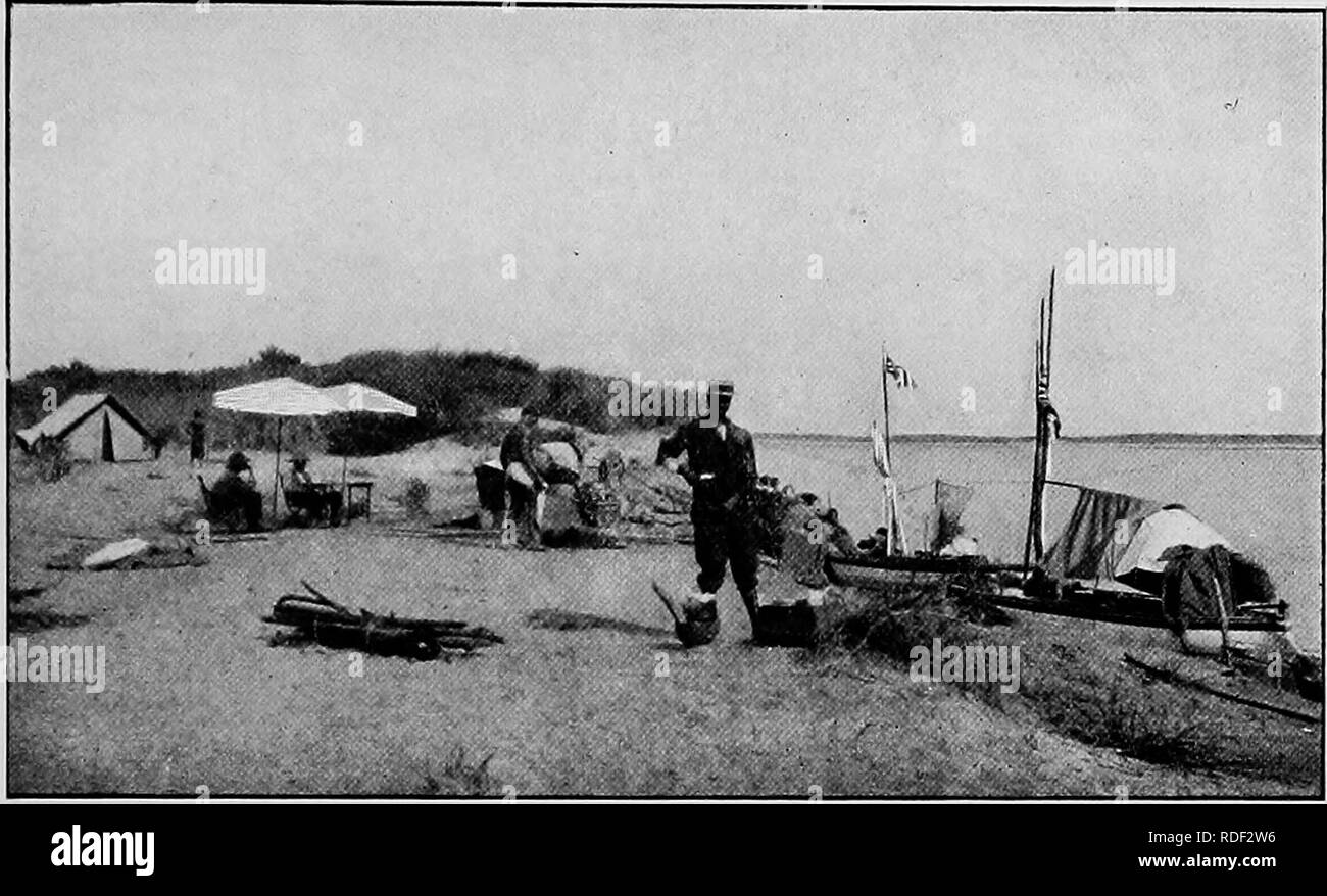 . Du Niger au Nil. Alexander-Gosling ; des oiseaux de l'expédition. EXPLORATION DE LA BAMINGI 179 avant notre départ. Il a écrit 160€Â offrant pour l'un des bateaux, en ajoutant qu'il l'appeler le Claud Alexander. Les Français et les Grermans ont été prises avec nos bateaux, admirant leur construction et la force, et. La mi-journée 'â chop" ces derniers ont particulièrement apprécié de pouvoir compter sur l'un comme eux, car ils n'avaient pas à tous les bateaux sur le fleuve Logone. Cependant, il était tout à fait impossible à la partie avec l'un d'eux maintenant, pour l'ensemble de la réussite de l'expédition ne dépend pas d'eux et nous avait pris notre esprit Banque D'Images