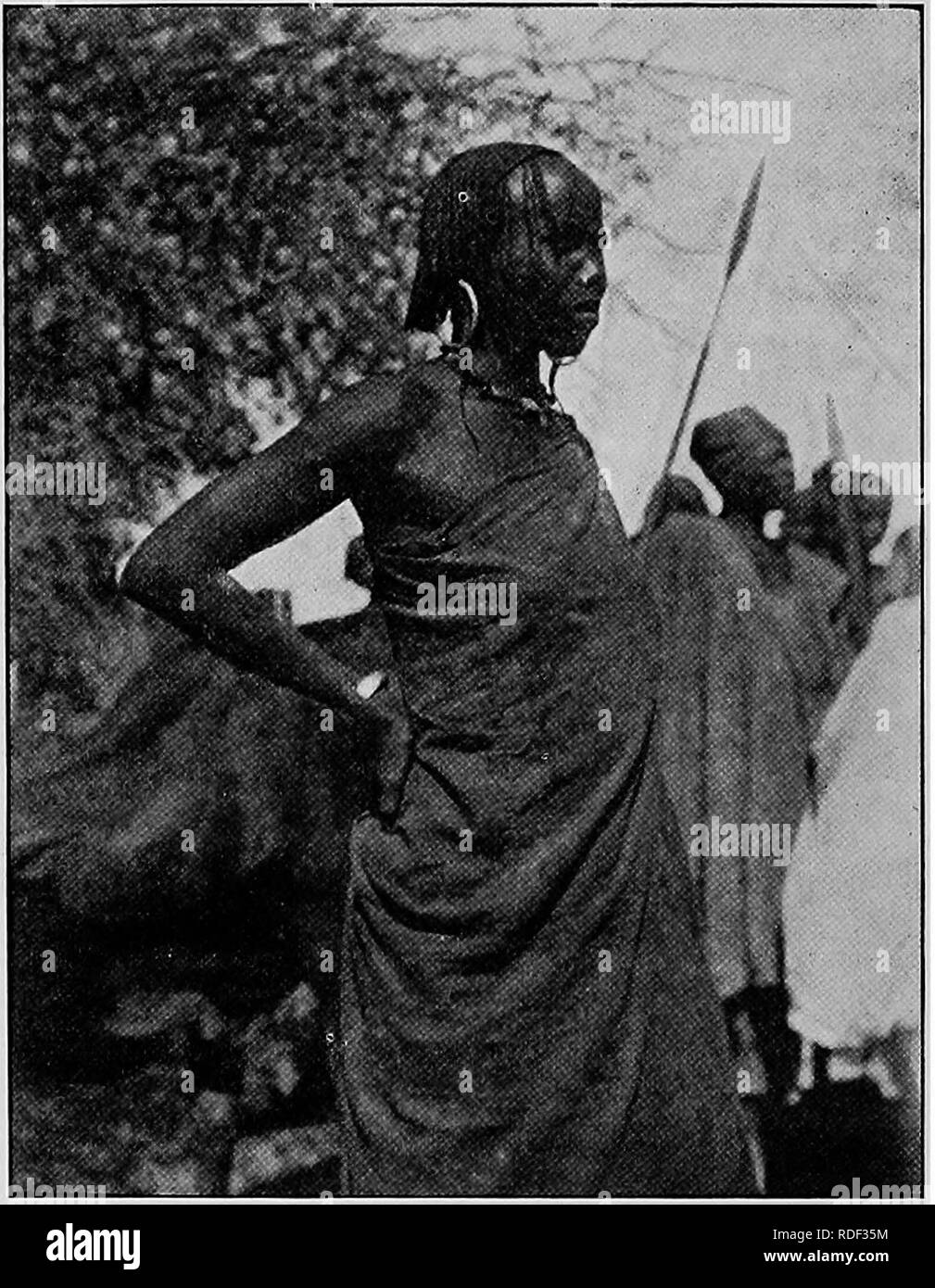 . Du Niger au Nil. Alexander-Gosling ; des oiseaux de l'expédition. 98 DU NIGER AU NIL plus longtemps pour être vu, et puis il m'a raconté comment des soldats indigènes était venu un jour en canot, enlevé ses troupeaux, et tués. Un BUDTJMA FEMME de certains de ses hommes. À l'appui de son histoire qu'il m'a emmené dans une cabane où un homme couché avec sa jambe gauche fracassé par une balle et dans un état de pourrissement. Pour se protéger de tels outrages à l'avenir, il me demanda de lui donner un drapeau. Mais je sentais que je ne pouvais pas accéder à sa demande, car j'étais dans l'ignorance quant à la position exacte de son île par rapport à la frontière entre Banque D'Images
