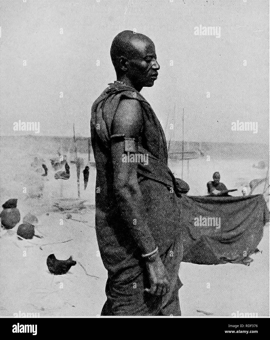 . Du Niger au Nil. Alexander-Gosling ; des oiseaux de l'expédition. L'EXPLORATION DU LAC TCHAD 83-les bien avec un peu de bon tissu qui j'ai montré cette himJ lui a donné beaucoup de satisfaction, et l'accord était scellé et. Un BUDT7MA DE LA KOWA-BAQA après tous les toucheurs est arrivé et m'a serré la main. Je me sentais à l'Uke de Fortune propres darling et cette nuit a été une heureuse dans le camp. La nourriture supplémentaire a été servi et grands incendies Ut, ronde qui a siégé Hausas et Kanembus- nobbing avec plaque joyeux parler et rire. Le lendemain matin, nous a fait ses adieux à Kaddai pour toujours et sont arrivés au camp des bateaux Banque D'Images