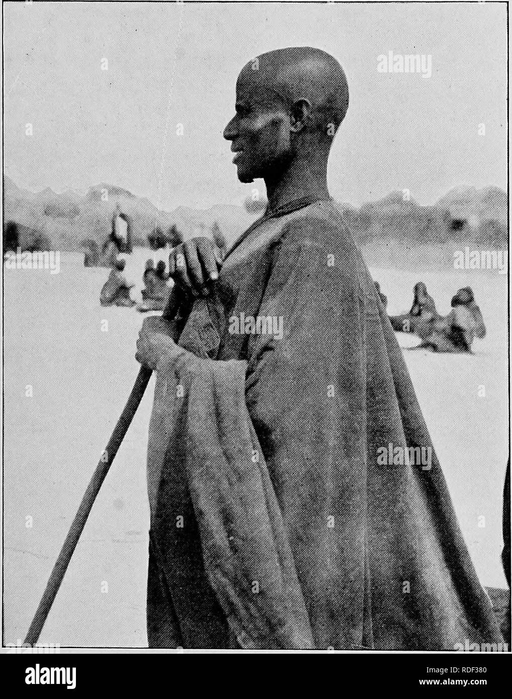 . Du Niger au Nil. Alexander-Gosling ; des oiseaux de l'expédition. L'EXPLORATION DU LAC TCHAD 73 " pas de l'anglais " et " pas bon " s'était répandue, et cela avait été brodé avec le déserteur de l'histoire. Les fidèles SHUA terreurs sur le lac. Tous étaient prêts à se méfier de moi, et maintenant, quand ils m'ont vu apparaître dans un état en panne et vêtements déchirés, voguant sur pied et apparemment désertée par tous sauf un de mes anciens suite, qui n'avait jamais moins de vingt numérotés avant, ce qui assure la croissance de la preuve n'ont-ils besoin pour adopter une attitude d'hostilité contre moi ? Si Banque D'Images