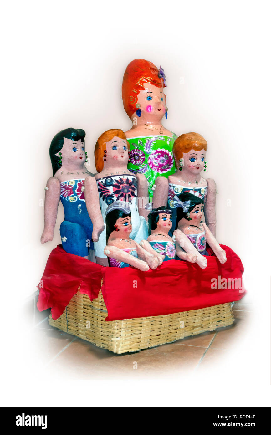 Groupe de pappier mexicain ou poupées en papier mâché dans un panier de paille Banque D'Images