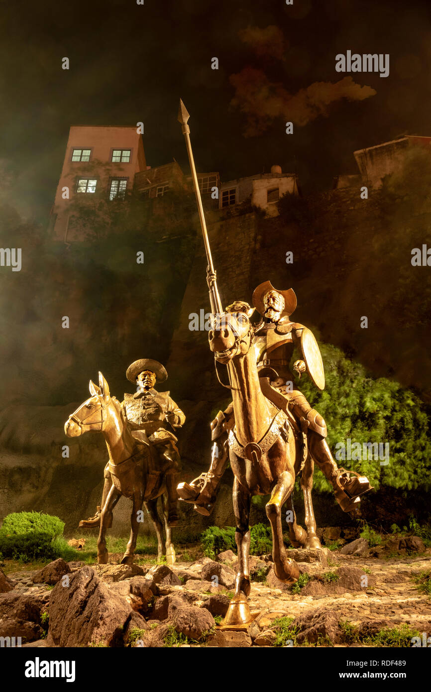 Guanajuato, Guanajuato - Mexique - 21/10/2018 : Don Quichotte Sancho Panza des statues dans la Plaza Allende près de Théâtre Cervantes, la nuit. C'est l'un des m Banque D'Images