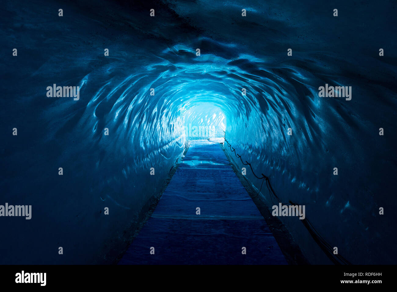 Tunnel dans der Eisgrotte des Mer de Glace, train du Montenvers, Chamonix Banque D'Images