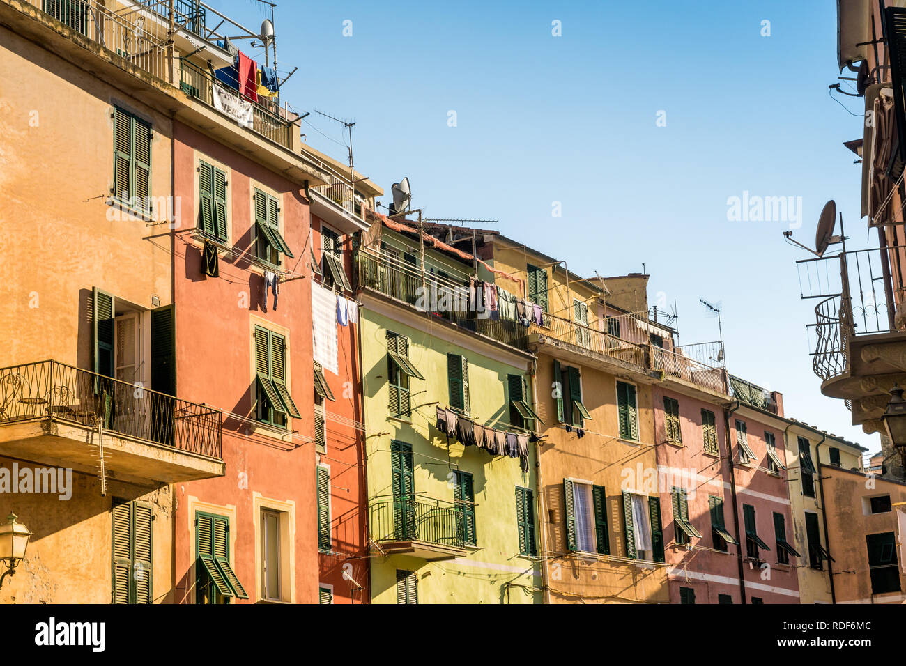 Farbenfrohe Fassaden der Häuser à Vernazza, Cinque Terre, ligurie, italie Banque D'Images